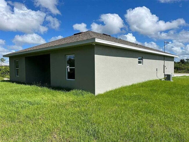 Building Photo - Coastal Comfort Awaits: Spacious 3-Bed, 2-...