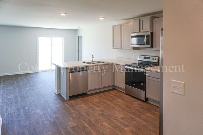 Building Photo - 602 Draymore Dr NE