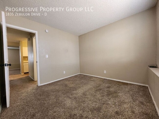 Building Photo - 2-Bedroom Apartment -Great Location!