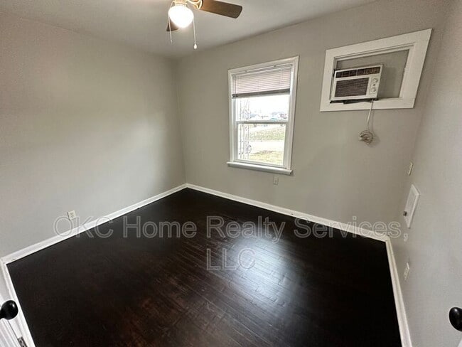 Building Photo - 3117 N Lindsay Ave