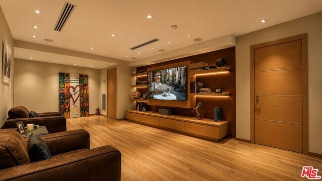 Building Photo - 8740 St Ives Dr