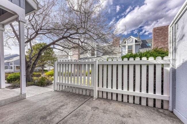 Building Photo - Move-In Ready Townhome with Garage & Great Amenities!