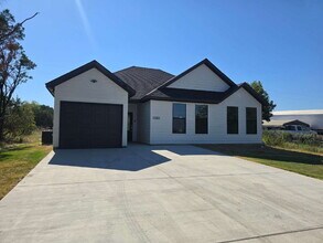 Building Photo - "New 3-Bed Oasis with Quartz Finishes and Modern Look!