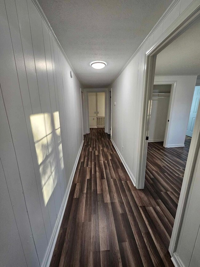 Building Photo - 203 S Fieldcrest Rd