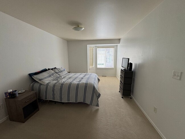 Building Photo - NEW LOWER RENT