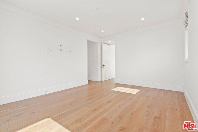 Building Photo - 1153 S Clark Dr