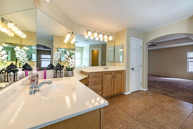 Building Photo - Southwest 5 bd 3 full bath with 2 car gara...