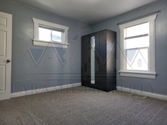 Building Photo - 705 E 6th St