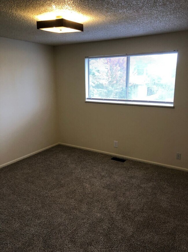 Building Photo - Large 3 Bed, 2 Bath Split Level Home in Newberg- Landscaping Included
