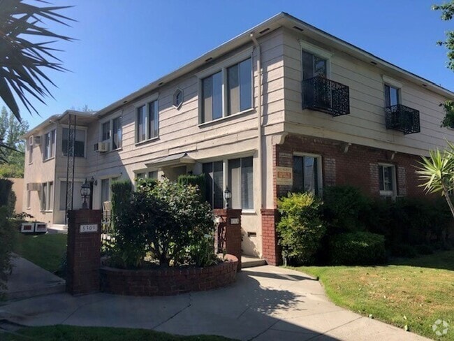 Building Photo - FREE RENT! BEAUTIFUL 2 BDRM / 1 BATH APT. ...