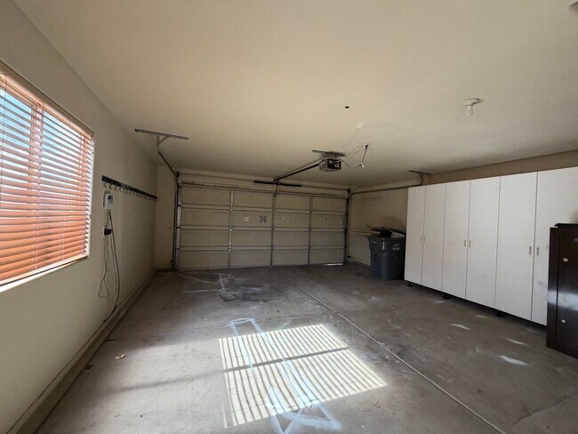 Building Photo - SPACIOUS HOME FOR RENT!