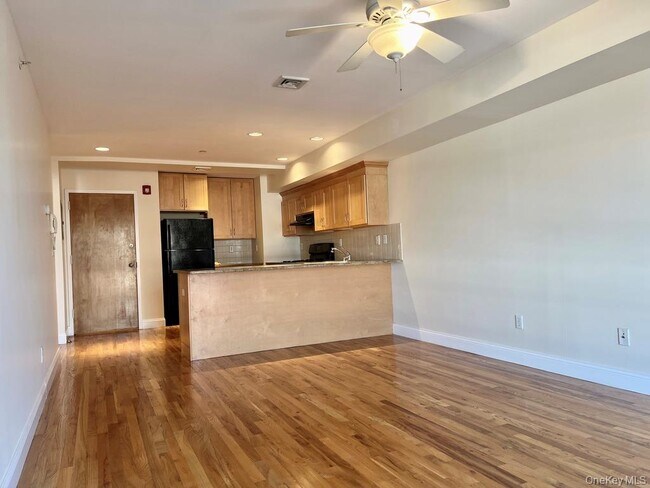 Building Photo - 2 E Main St