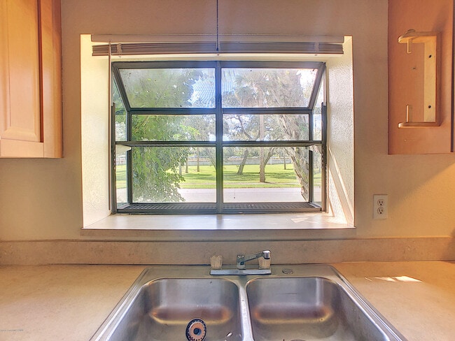 Building Photo - 319 Lucerne Dr