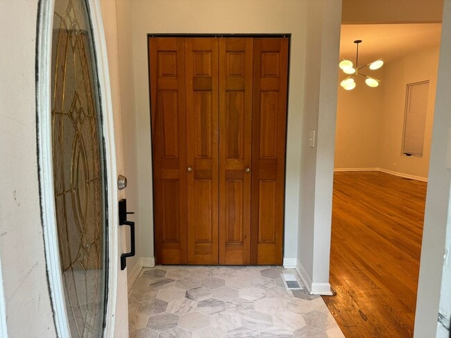 Building Photo - 923 W Fletcher St