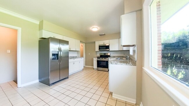 Building Photo - Spacious 3 Bedroom 1.5 Bath Home- Located ...