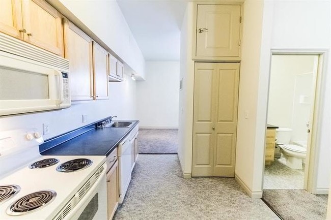 Building Photo - 825 W Spruce St