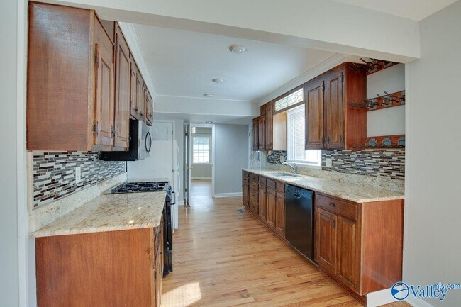 Building Photo - 2700 Briarwood Dr SE
