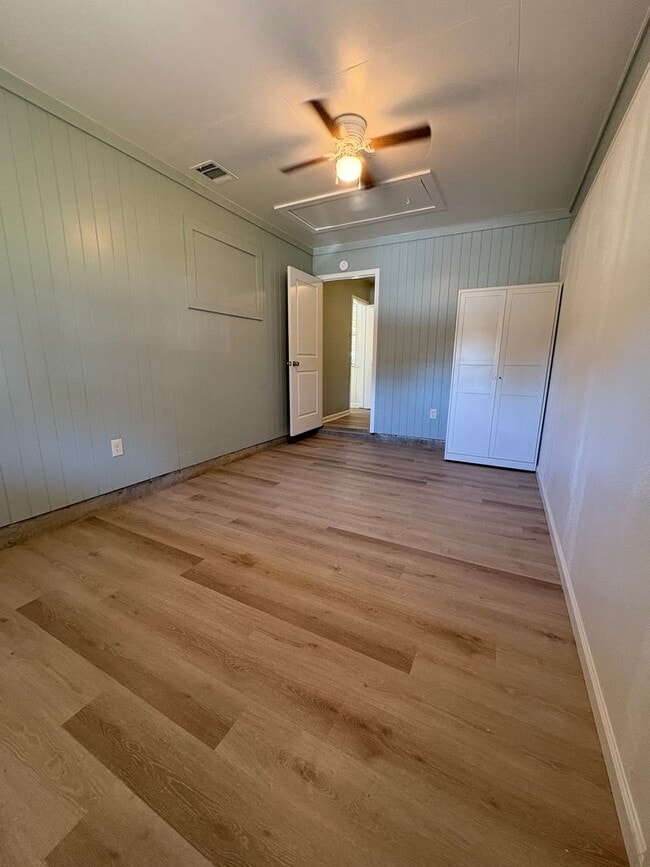 Building Photo - Gorgeous 4 bedroom/1.5 bath house with Central Air & Heat