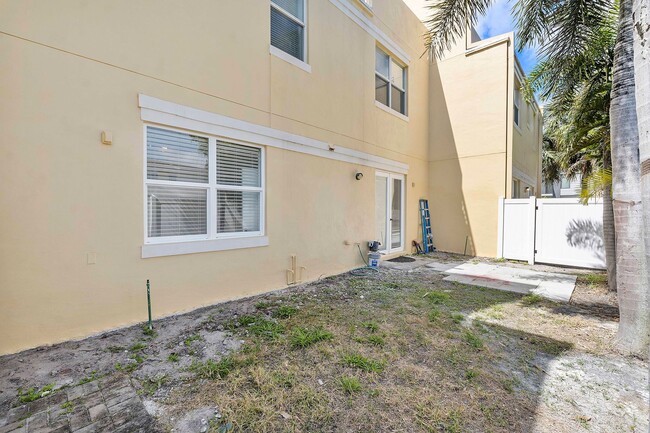 Building Photo - LARGE 3-bed, 3-bath townhome with 2-car ga...