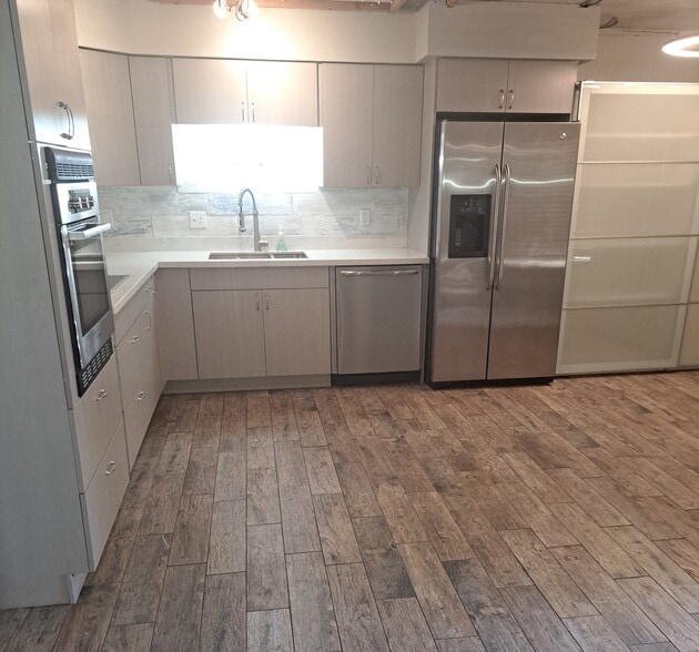 Kitchen - 3030 E Clarendon Ave