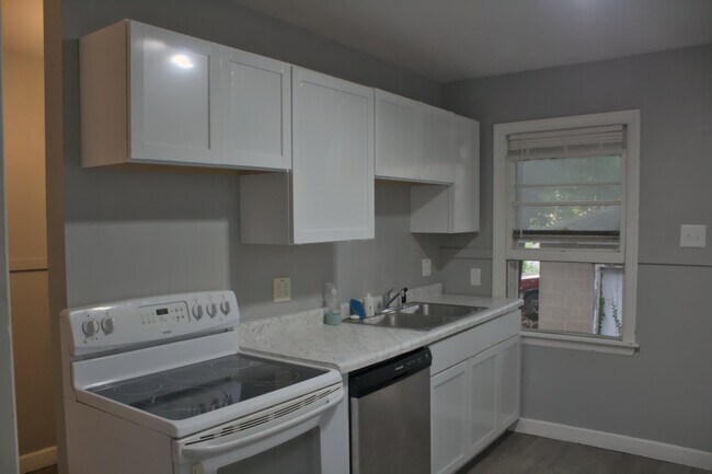 Building Photo - 304 W Columbia Ave