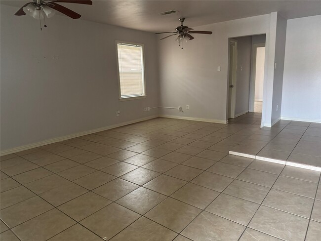 Building Photo - 11 Manor Way
