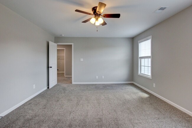 Building Photo - Sharp 4 bedroom HUGE house off exit 1 of I 24