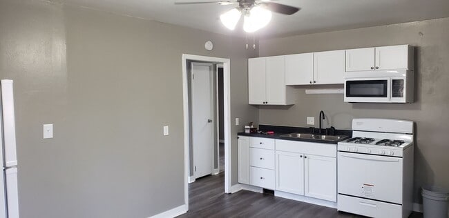 Building Photo - 3 Bedroom 1 bath