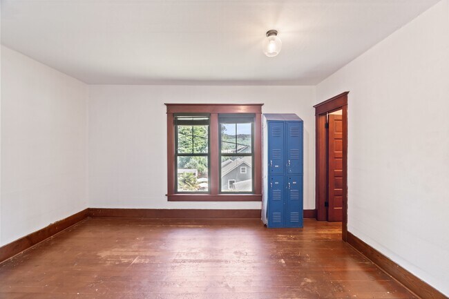 Building Photo - 709 Grand Ave