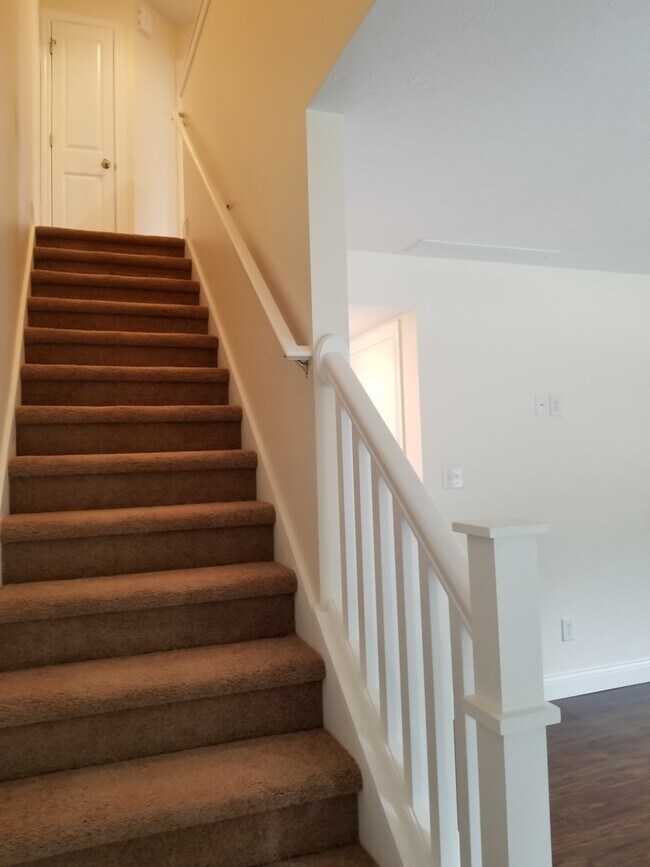 Building Photo - Beautiful and Modern 3 Bed 2.5 bath Home!
