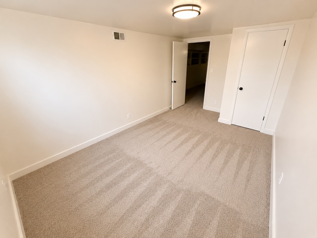 Building Photo - Updated 5 bedroom home is ready for you!