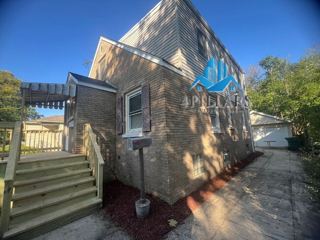 Building Photo - "Charming 3-Bedroom Home with Spacious Lay...