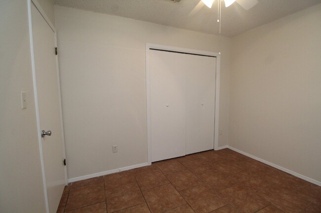 Building Photo - 2/1 Gulf Breeze Duplex! Pet friendly with ...