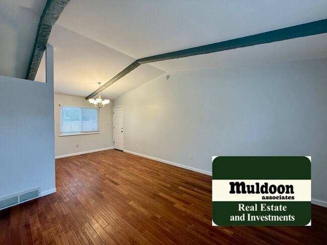 Building Photo - 3 Bedroom Tri Level with Spacious Yard 80918