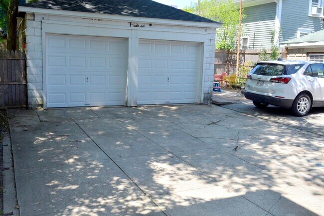 Building Photo - 213 Carpenter St