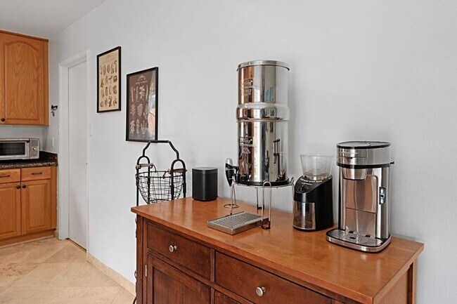 Building Photo - 3 bed 1.5 baths + 2 car garage with a larg...