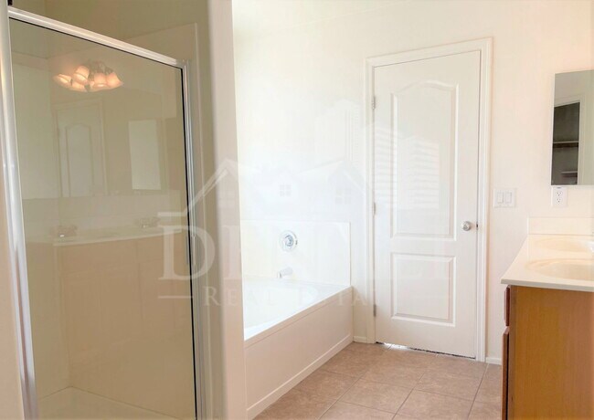 Building Photo - 925 E Canyon Rock Rd