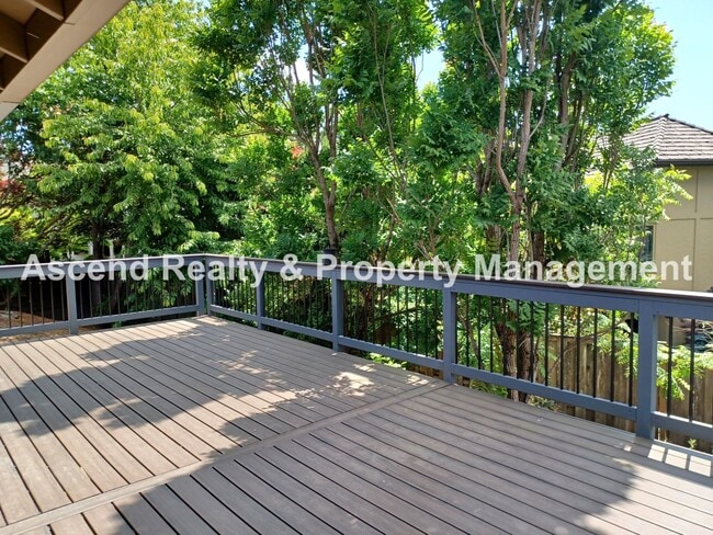 Building Photo - Wonderful Lake Oswego One Level 2 Decks 2 ...