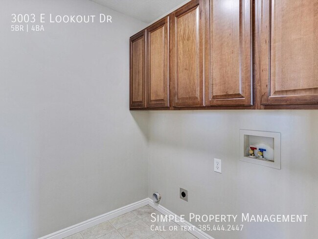 Building Photo - 3003 E Lookout Dr