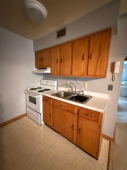 Building Photo - 1202 Parkway Dr
