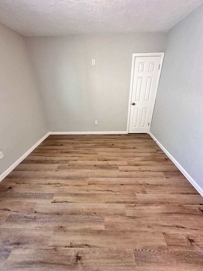 Building Photo - 2120 La Veta Dr