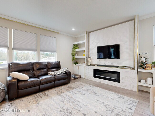 Building Photo - 210 Thistleton Wy