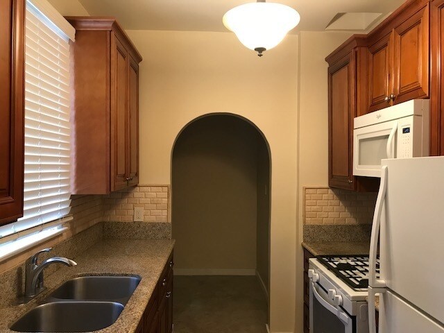 Building Photo - 731 E Broadway