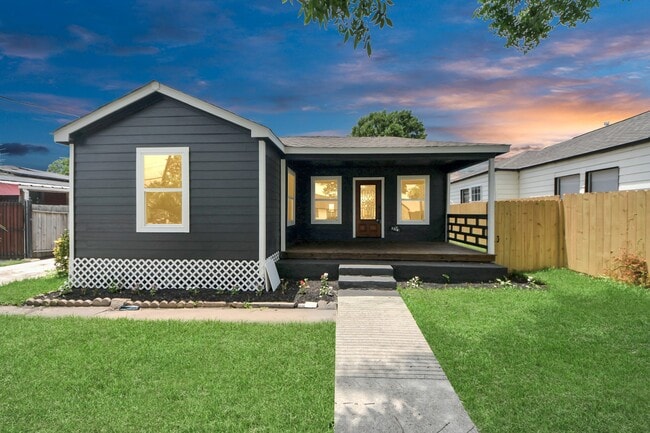 Primary Photo - 1218 Des Jardines St