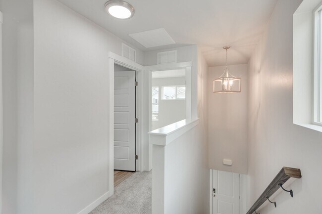 Building Photo - Beautiful, Modern 2 Bedroom Cottage Availa...