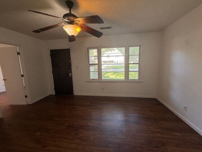Building Photo - Charming 3 Bedroom 1 Bath Home AVAILABLE NOW!!
