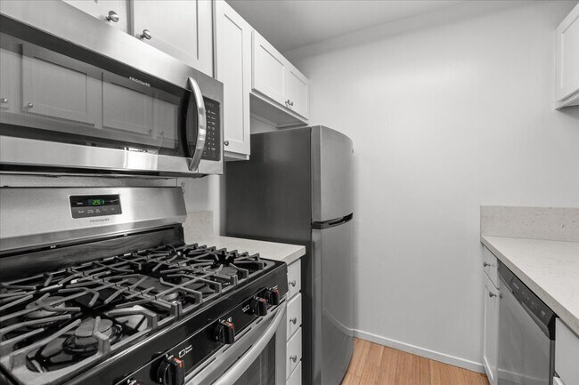 Building Photo - 10960 Ashton Ave