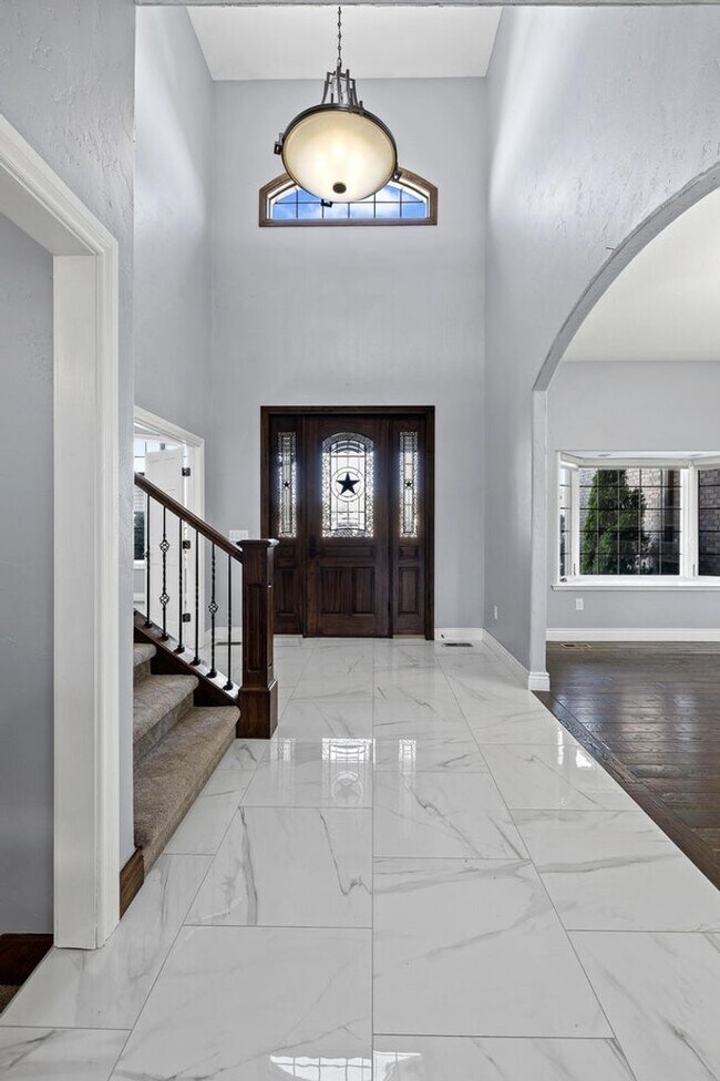 Building Photo - 5 Bedroom Dream Home!