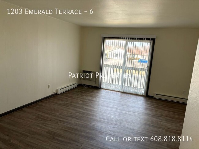 Building Photo - 1 bedroom/ 1 bath apartment in Sun Prairie...