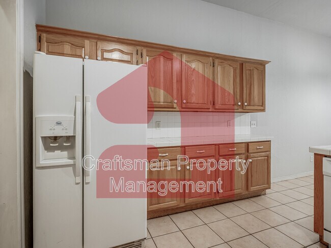Building Photo - 2707 Silvertree Dr